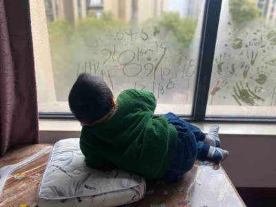 一个闪闪发光、色彩鲜艳的标志